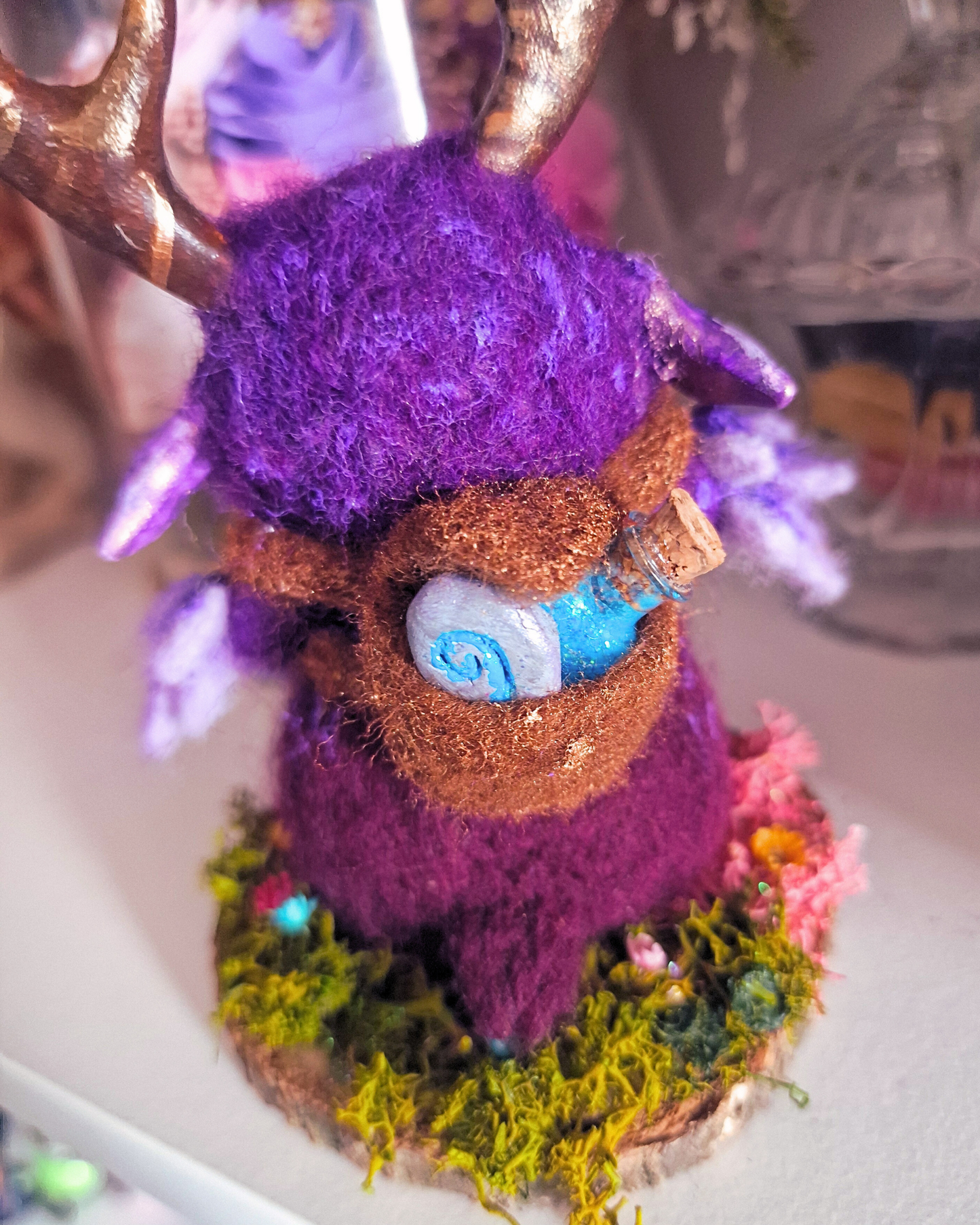 Figura Lechúcico lunar, Hecha a mano en fieltro con aguja | Criatura fantástica inspirada en World of Warcraft