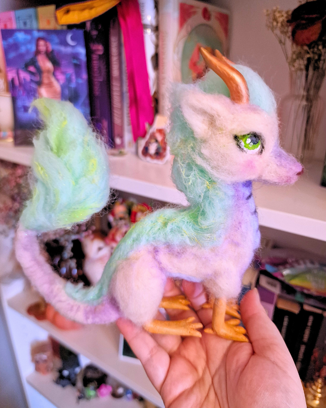 “Figura artesanal de Haku guardián de estanterías hecha a mano inspirada en El Viaje de Chihiro needle felting