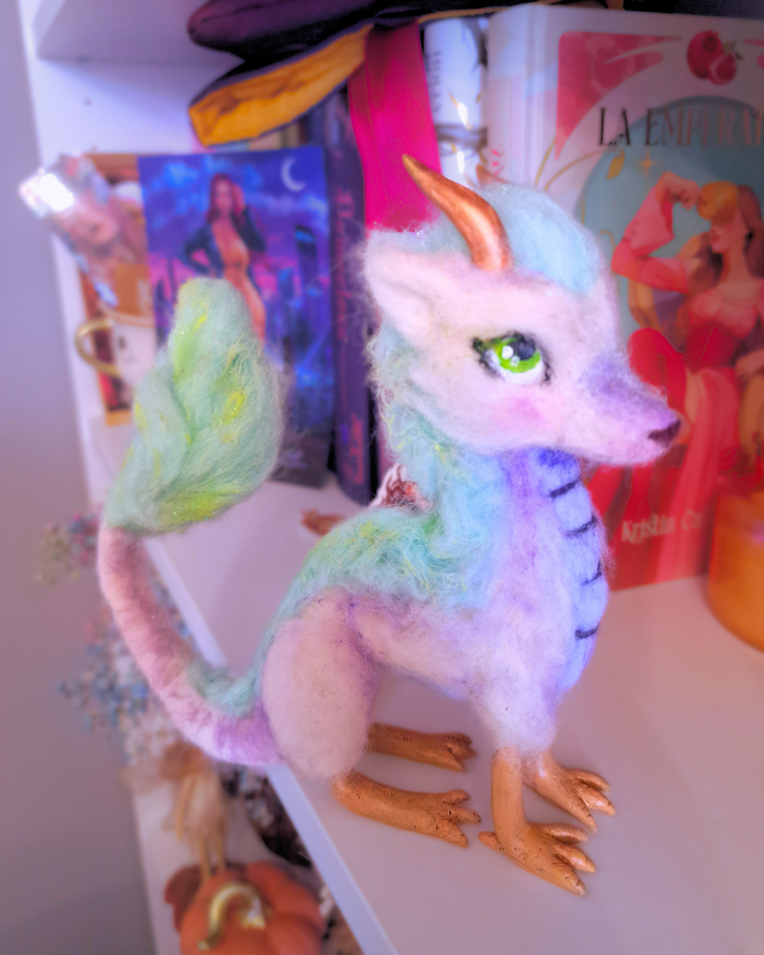 Figura artesanal de Haku guardián de estanterías hecha a mano inspirada en El Viaje de Chihiro