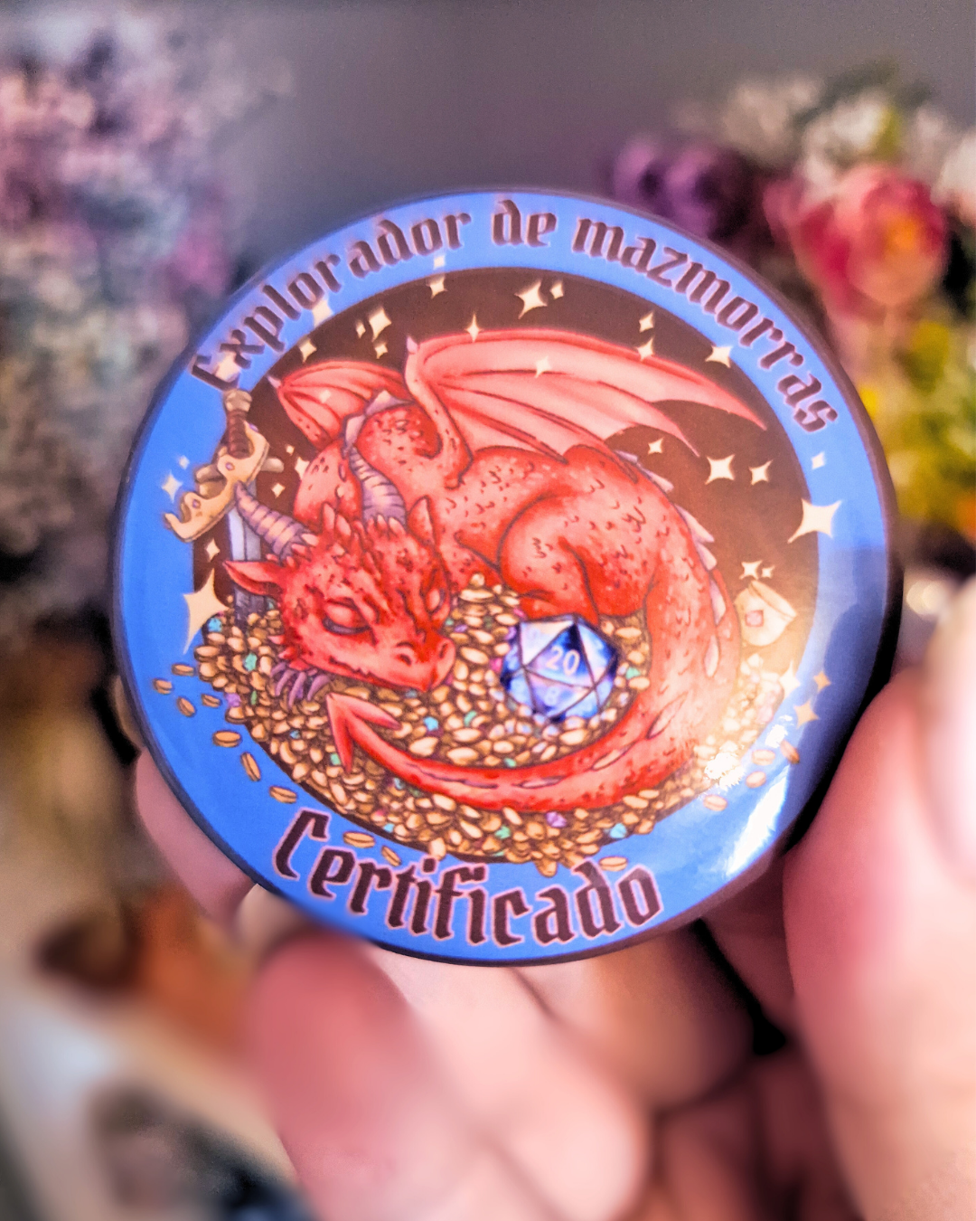 Chapa Dragón Explorador de Mazmorras | Pin Badge RPG DnD | Accesorio geek regalo friki fantasía con dado D20
