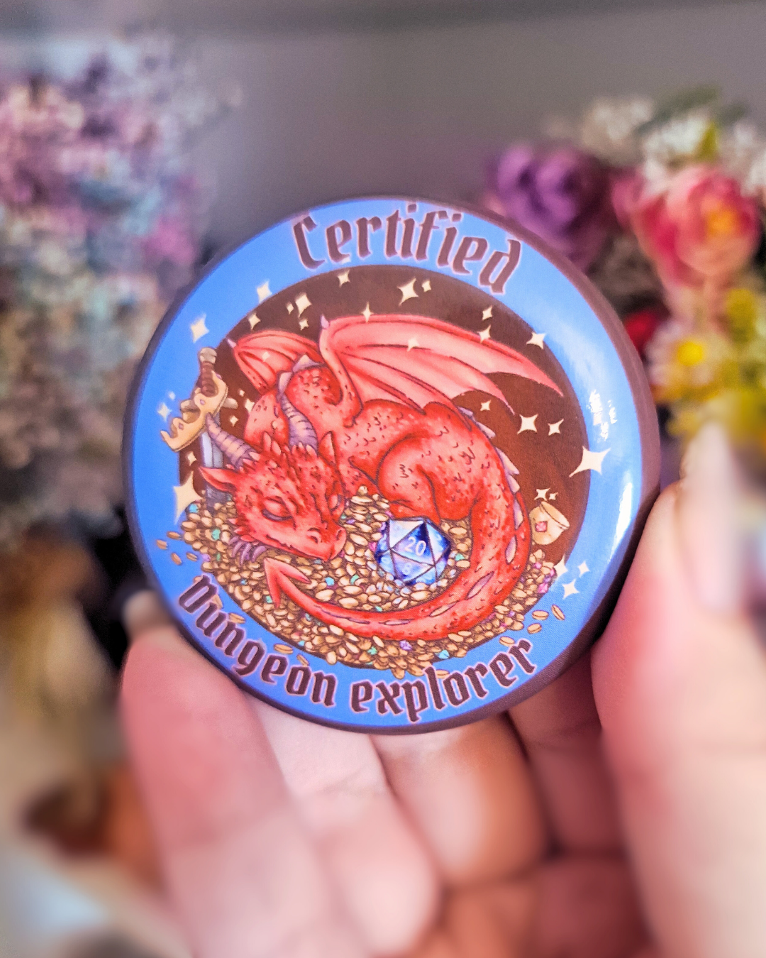 Chapa Dragón Explorador de Mazmorras | Pin Badge RPG DnD | Accesorio geek regalo friki fantasía con dado D20