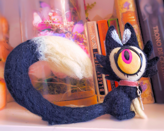 Figura de Keekee de Hazbin Hotel hecha de lana y arcilla polimerica, adorable figura hecha a mano