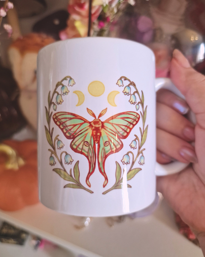 Taza Polilla Lunar – Ilustración Mística con Fases de la Luna