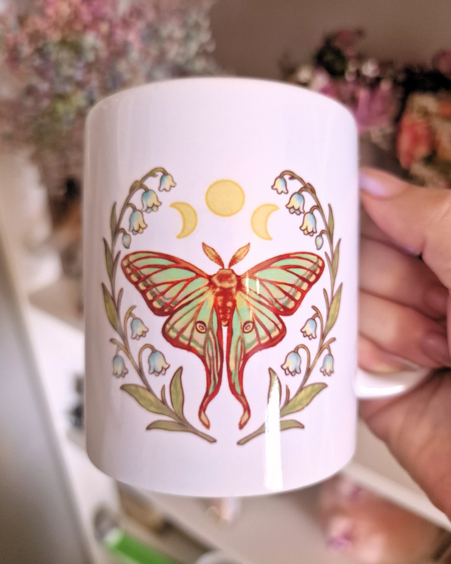 Taza Polilla Lunar – Ilustración Mística con Fases de la Luna