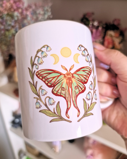 Taza Polilla Lunar – Ilustración Mística con Fases de la Luna