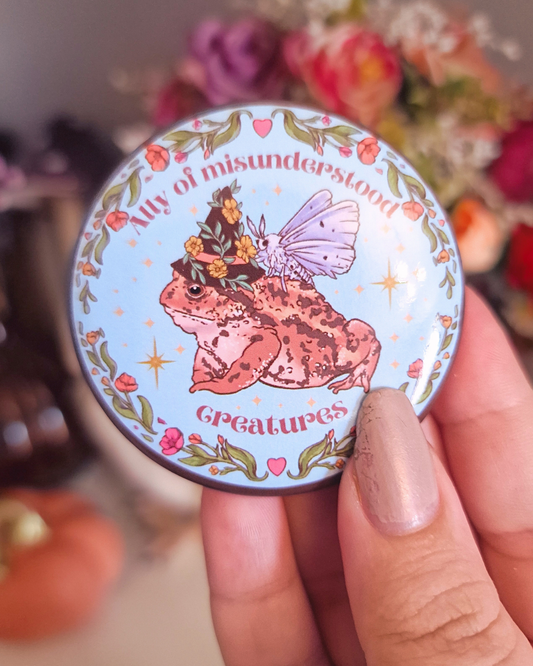 Chapa Aliado de Criaturas Incomprendidas | Insignia fantasía | Accesorio geek rol y naturaleza