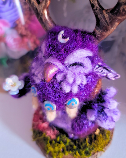 Figura Lechúcico lunar, Hecha a mano en fieltro con aguja | Criatura fantástica inspirada en World of Warcraft