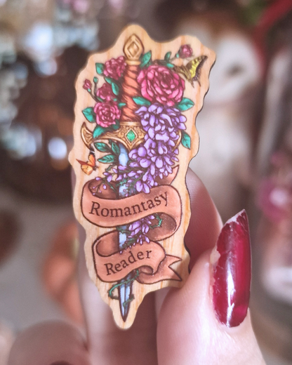 Pin de Madera ''Lector de romantasy'' – Daga Floral para Amantes de la Fantasía
