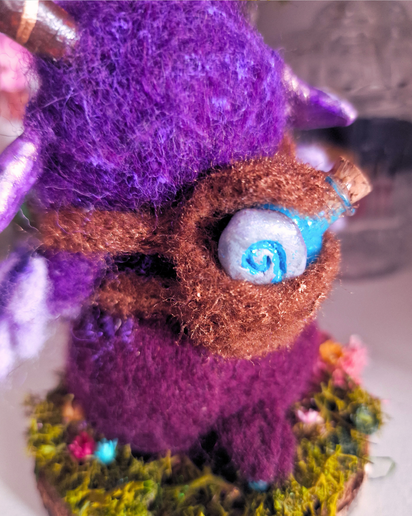 Figura Lechúcico lunar, Hecha a mano en fieltro con aguja | Criatura fantástica inspirada en World of Warcraft
