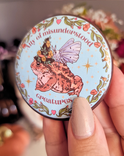 Chapa Aliado de Criaturas Incomprendidas | Insignia fantasía | Accesorio geek rol y naturaleza