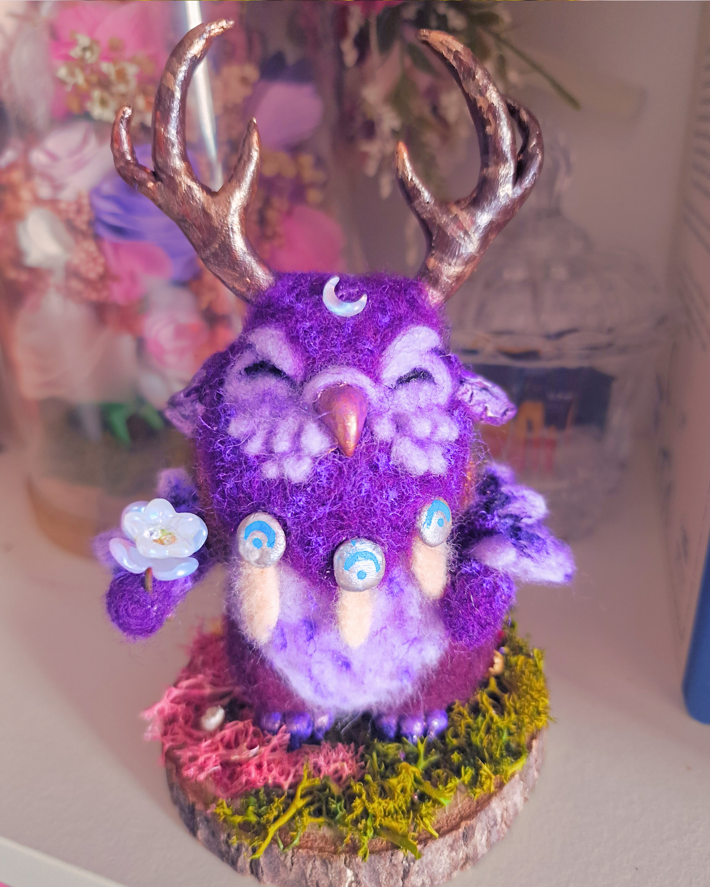 Figura Lechúcico lunar, Hecha a mano en fieltro con aguja | Criatura fantástica inspirada en World of Warcraft