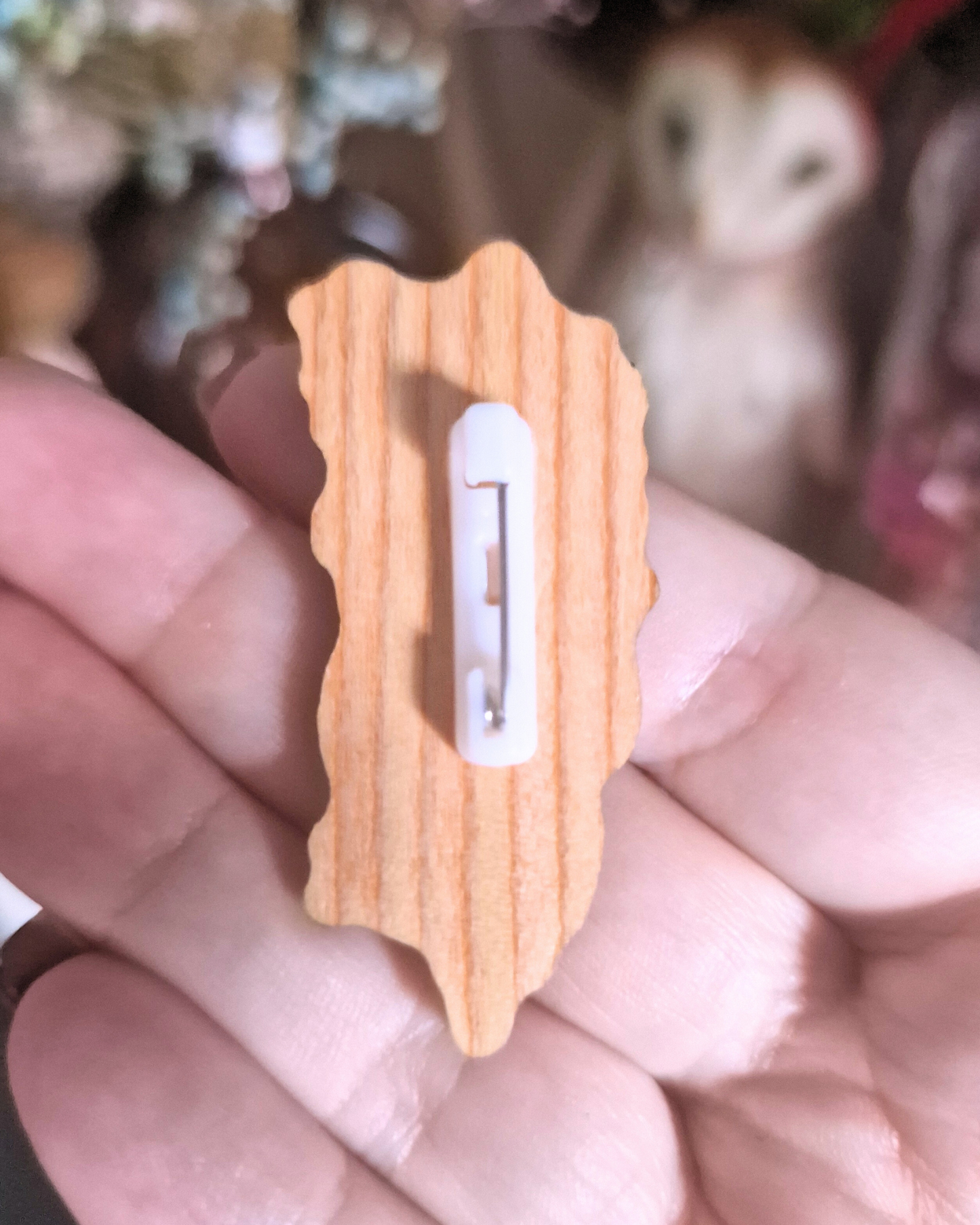 Pin de Madera ''Lector de romantasy'' – Daga Floral para Amantes de la Fantasía