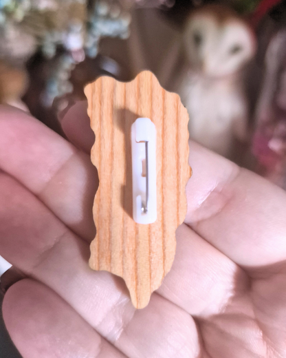 Pin de Madera ''Lector de romantasy'' – Daga Floral para Amantes de la Fantasía