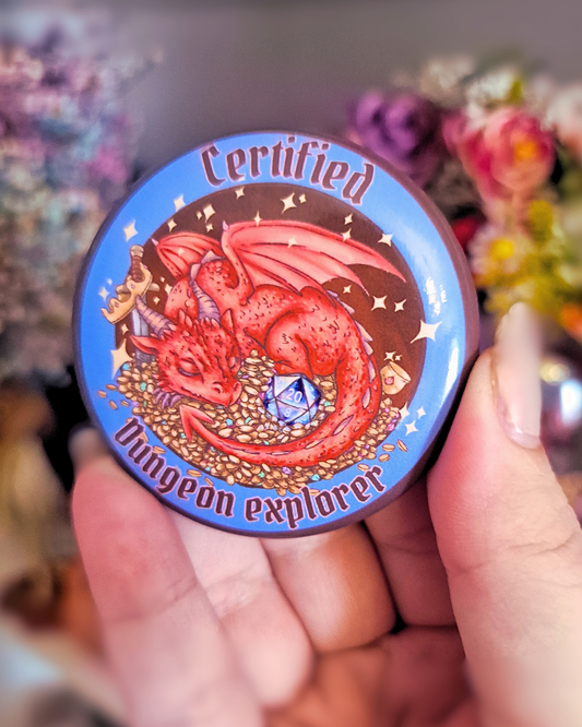 Chapa Dragón Explorador de Mazmorras | Pin Badge RPG DnD | Accesorio geek regalo friki fantasía con dado D20
