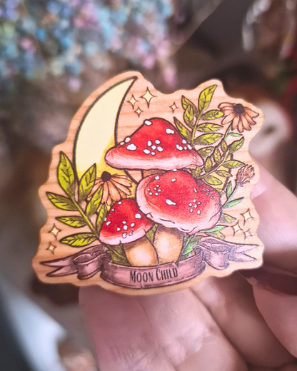 Pin de Madera Moon Child – Setas Mágicas y Luna