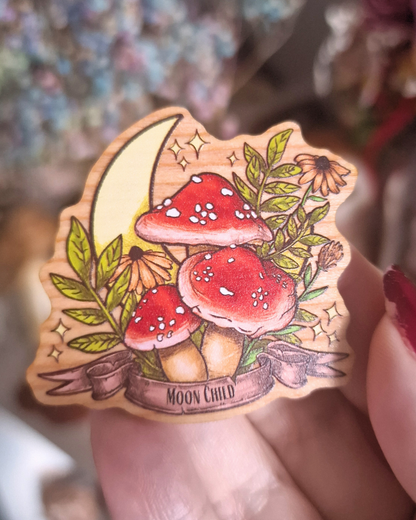 Pin de Madera Moon Child – Setas Mágicas y Luna