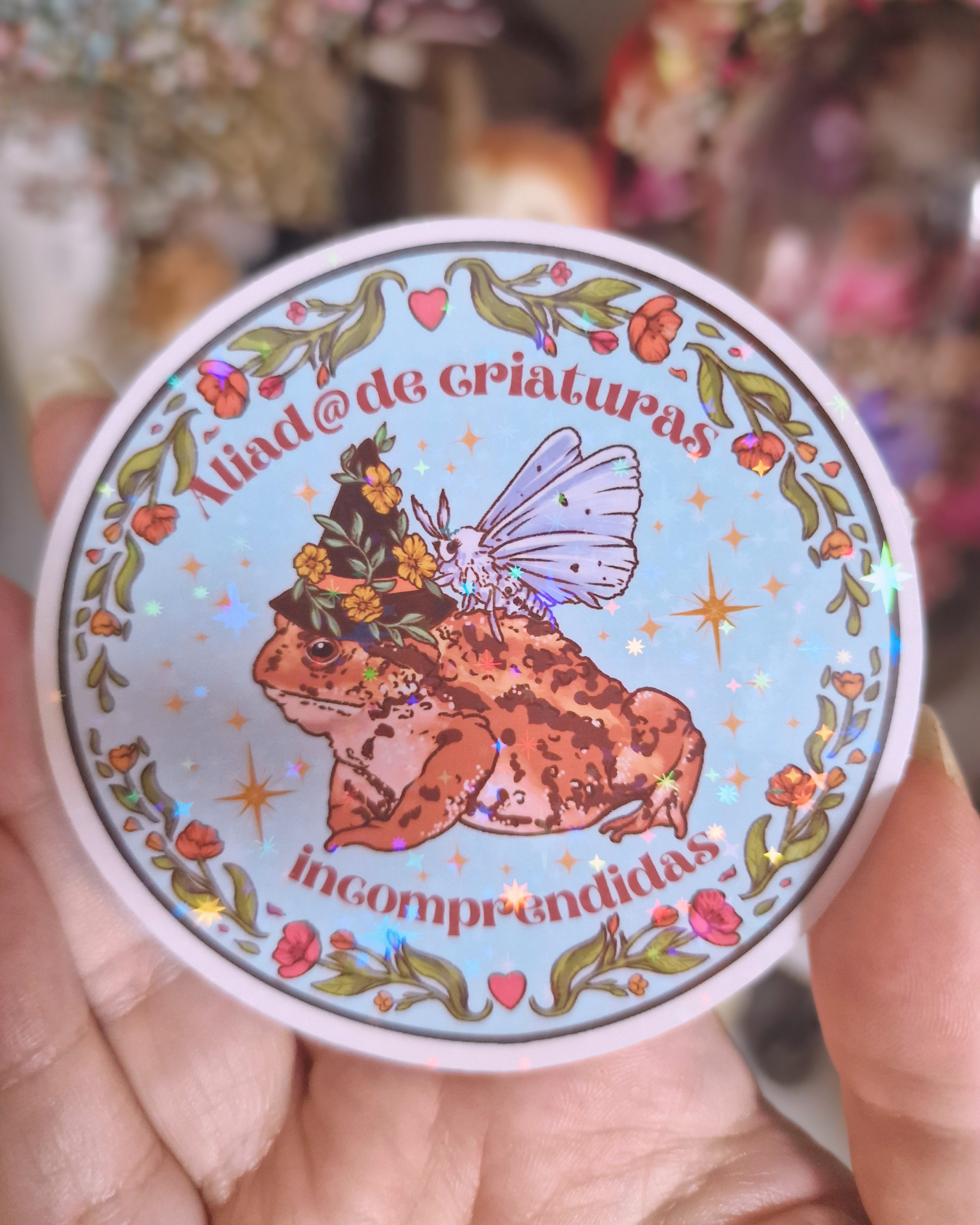 Pegatina holográfica "Aliado de Criaturas Incomprendidas" | Ilustración de sapo y polilla cottagecore