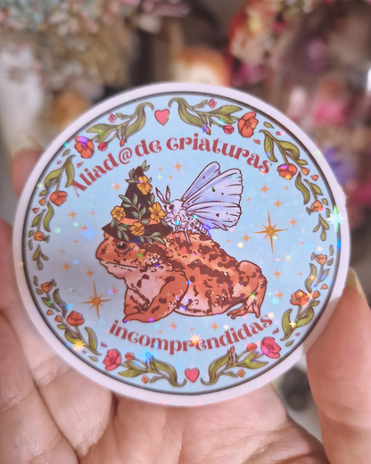 Pegatina holográfica "Aliado de Criaturas Incomprendidas" | Ilustración de sapo y polilla cottagecore