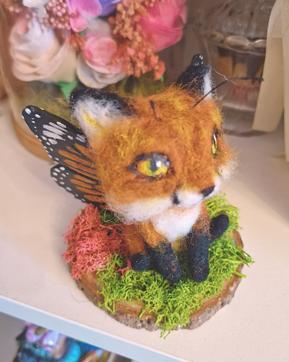 Zorro-Mariposa Guardián, Figura de Lana con Alas Esculpidas