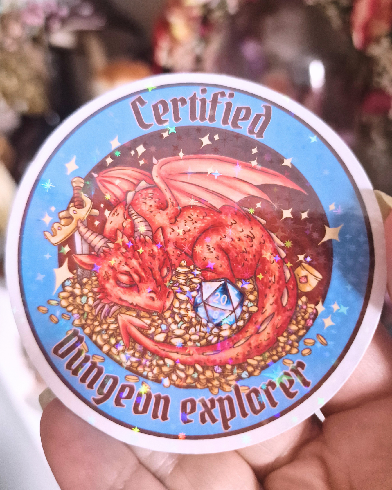 Pegatina Explorador de Mazmorras certificado, Dragón rojo y dado D20 | Pegatina holográfica de rol y fantasía