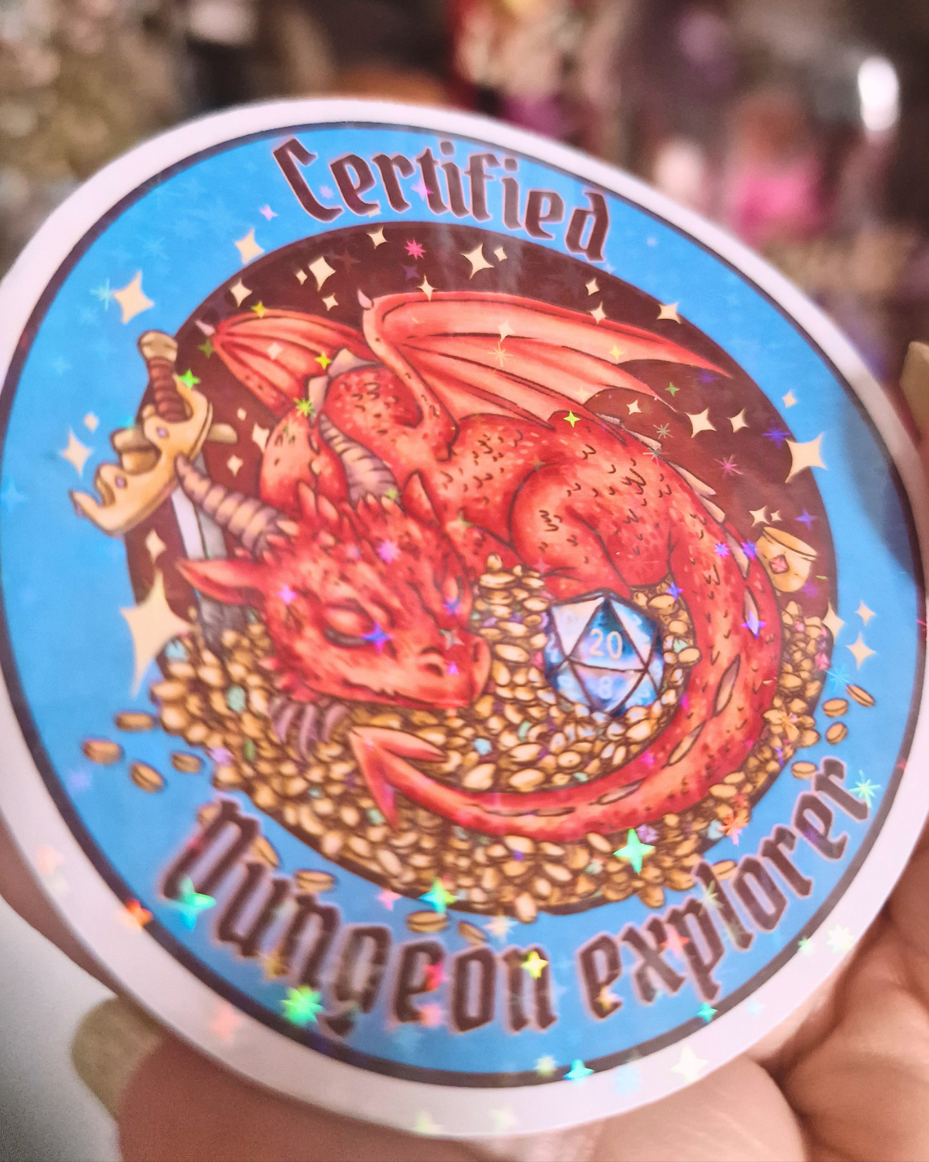 Pegatina Explorador de Mazmorras certificado, Dragón rojo y dado D20 | Pegatina holográfica de rol y fantasía