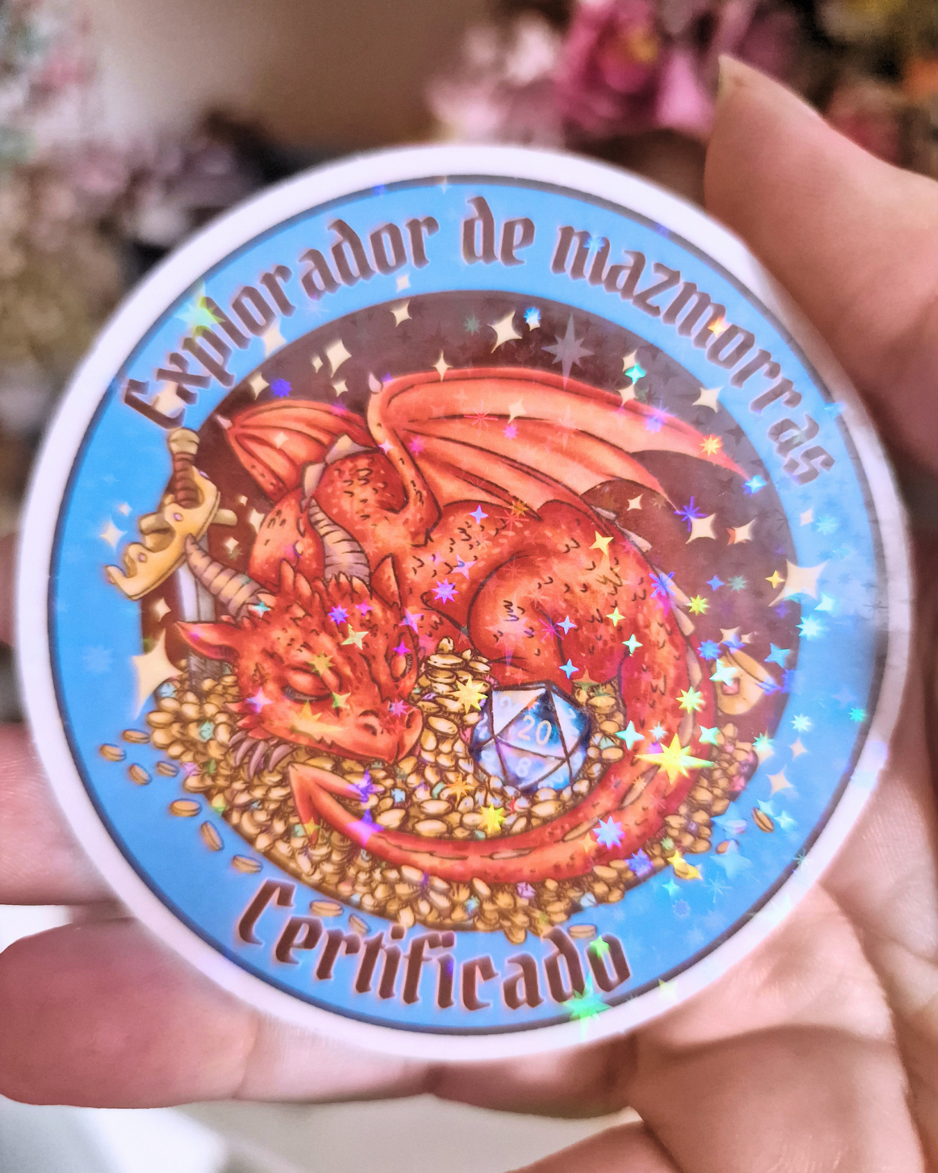 Pegatina Explorador de Mazmorras certificado, Dragón rojo y dado D20 | Pegatina holográfica de rol y fantasía