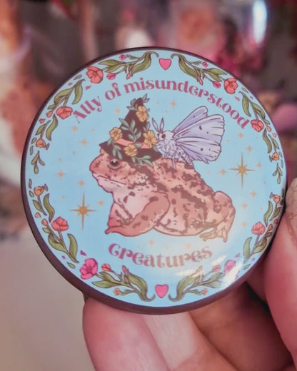 Chapa Aliado de Criaturas Incomprendidas | Insignia fantasía | Accesorio geek rol y naturaleza