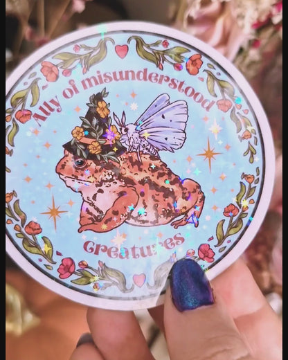 Pegatina holográfica "Aliado de Criaturas Incomprendidas" | Ilustración de sapo y polilla cottagecore