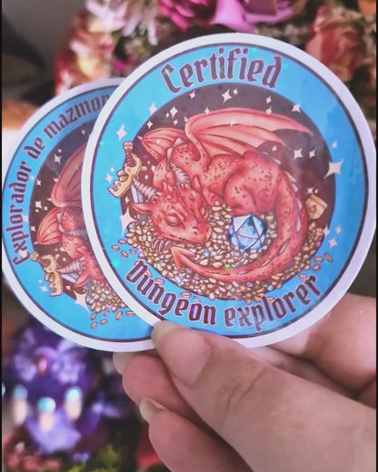 Pegatina Explorador de Mazmorras certificado, Dragón rojo y dado D20 | Pegatina holográfica de rol y fantasía