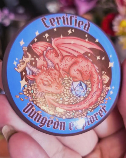 Chapa Dragón Explorador de Mazmorras | Pin Badge RPG DnD | Accesorio geek regalo friki fantasía con dado D20