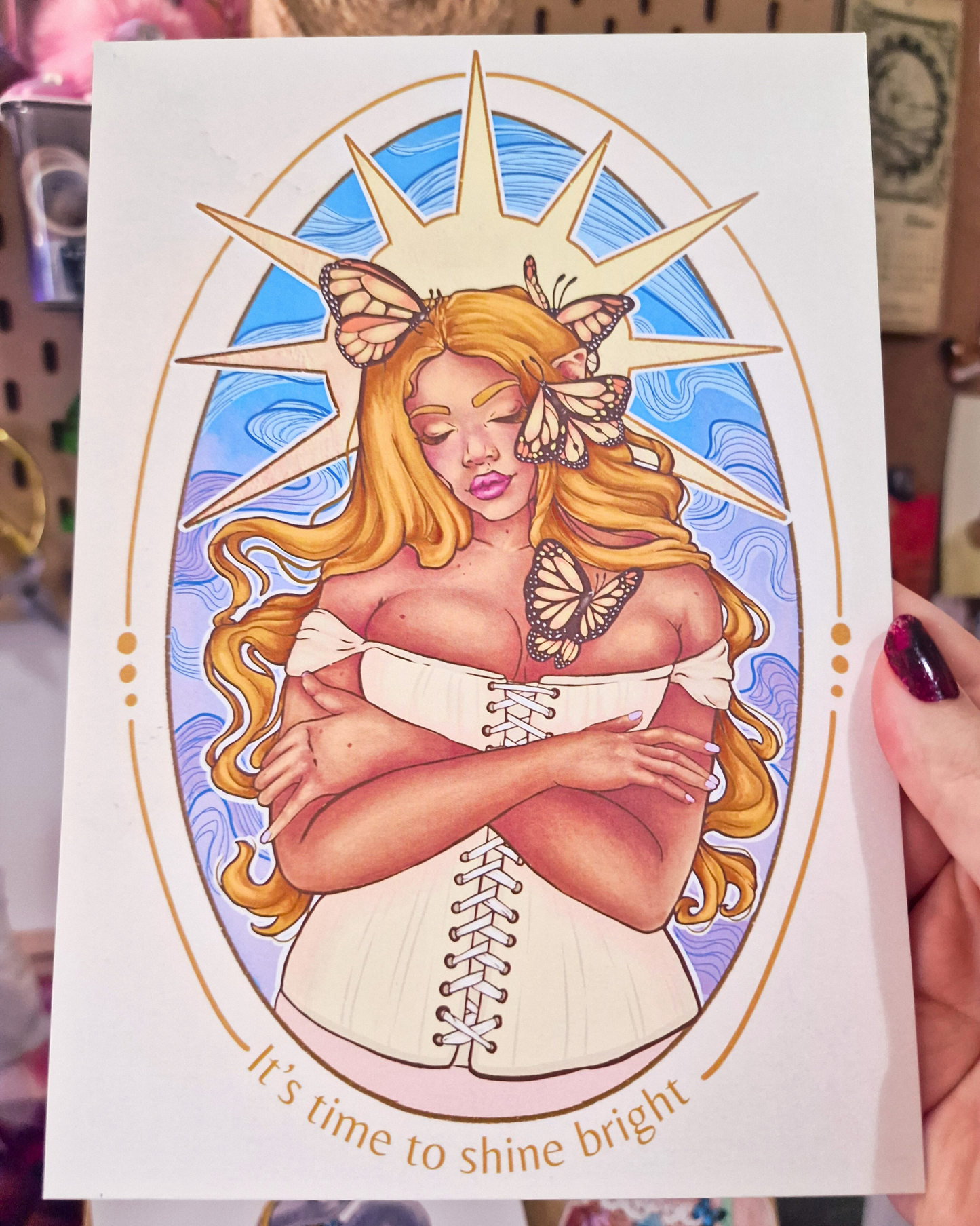 Impresión A5 de mujer elfa fae curvy, estrella rodeada de mariposas, con la frase '' Es hora de brillar'' | decoración de fantasía, arte colorido.